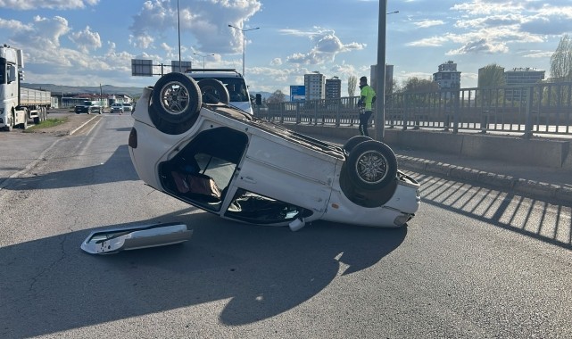 Sivas&#039;ta devrilen otomobildeki 3 kişi yaralandı