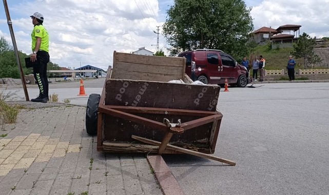 Sivas&#039;ta hafif ticari araç ile motosikletin çarpıştığı kazada 7 kişi yaralandı