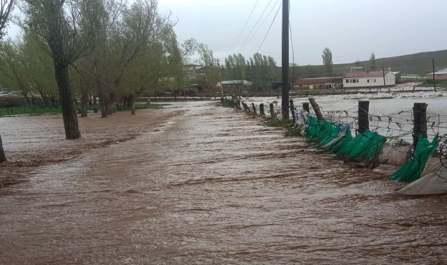Sivas&#039;ta sağanak sele neden oldu