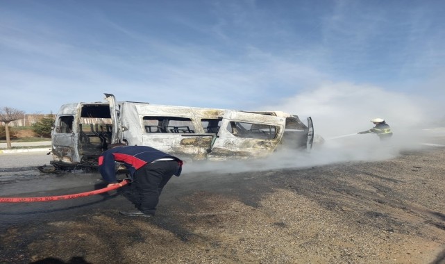 Sivas&#039;ta seyir halindeki servis minibüsü yandı