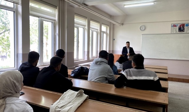 Sivas&#039;ta üniversite öğrencilerine bankacılık sektörü dersi verildi
