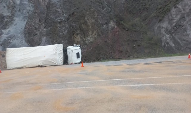 Suşehri&#039;nde devrilen kamyonun sürücüsü yaralandı