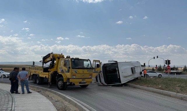 Ankara&#039;da kamyonet ile minibüsün çarpışması sonucu 3 kişi yaralandı