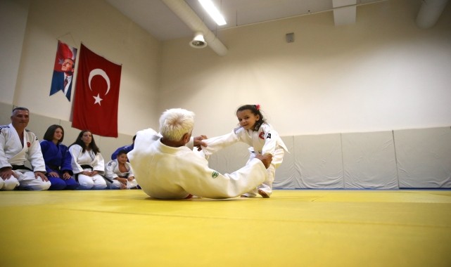 Antrenör baba, judo sevgisini ailesine aşıladı