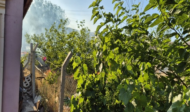 Bahşılı&#039;da ot yangını evlere sıçramadan söndürüldü