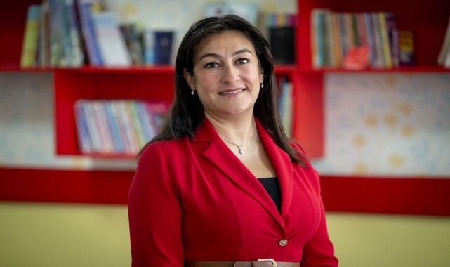 Çocukların &quot;şair anne&quot;si dezavantajlı bölgelerdeki öğrencilere masal okuyor