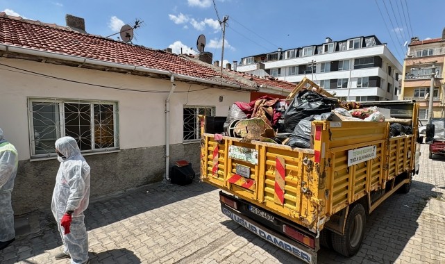 Eskişehir&#039;de müstakil evden 2 kamyon çöp çıkarıldı