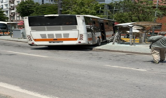 Eskişehir&#039;de sürücüsü fenalaşan belediye otobüsünün çarptığı tramvay durağındaki kişi yaralandı