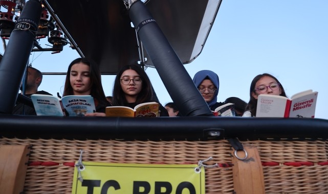 Kapadokya&#039;da öğretmen ve öğrenciler gökyüzünde kitap okudu