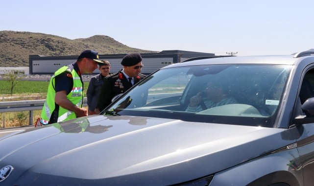 Kayseri&#039;de jandarma, sürücü ve yolculara çikolata ikram etti