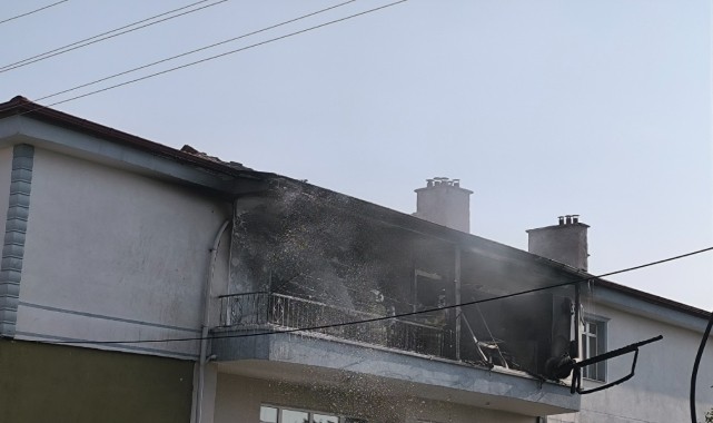 Kırıkkale&#039;de 3 katlı apartmanda çıkan yangın hasara neden oldu