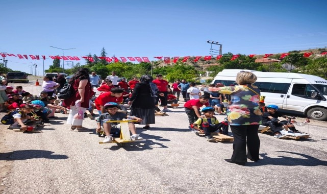 Kırıkkale&#039;de öğrenciler atık malzemelerden yapılan tornetlerle yarıştı