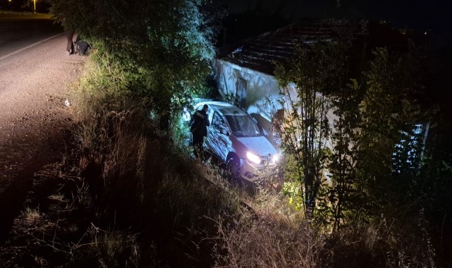 Kırıkkale&#039;de otomobilin çarptığı evin duvarı yıkıldı
