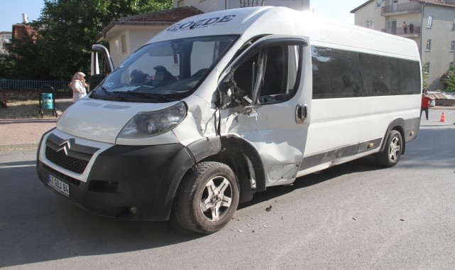 Konya&#039;da öğrenci servisiyle çarpışan motosikletin sürücüsü hayatını kaybetti