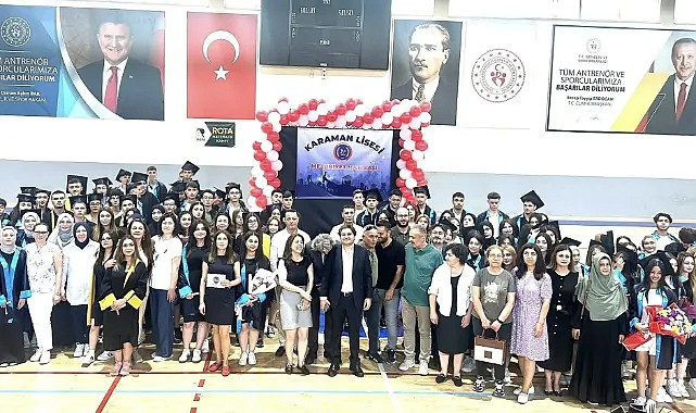 Mezunlar keplerini Filistinli çocuklar için attı