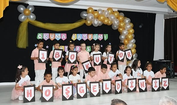 Minik öğrenciler Okuma Bayramı&#039;nda sahnedeydi