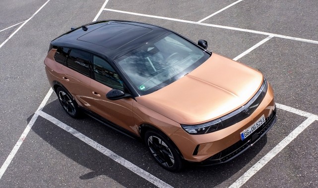 Opel&#039;in Grandland ve elektrikli modellerinde panoramik cam tavan seçeneği