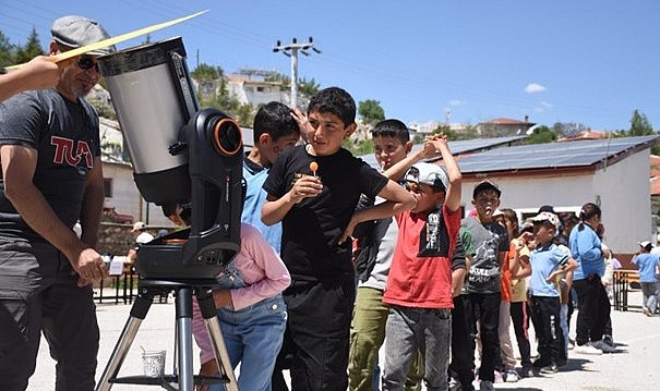 Oyunlarla bilim köy okullarına sevgiyle yayılıyor