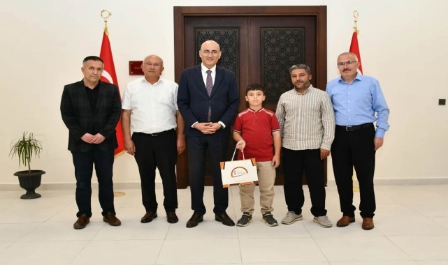 Sorgun Kaymakamı Aydın, Türkiye birincisi öğrenciyi ödüllendirdi