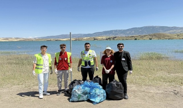 Suşehri Gençlik Kulübü üyeleri çevre temizliği yaptı