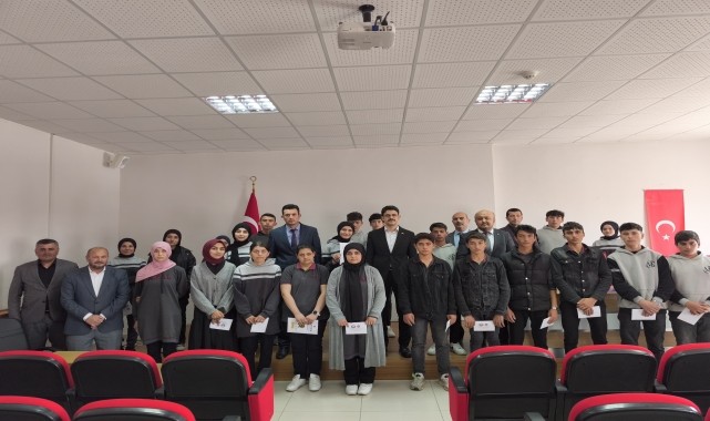 Ulaş&#039;ta umre ödüllü bilgi yarışmasında dereceye giren öğrenciler ödüllendirildi