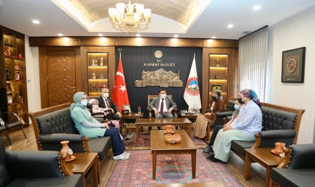 Vali Çiçek ve ERÜ Rektörü Altun, tedavi gören miniklerin isteğini yerine getirdi