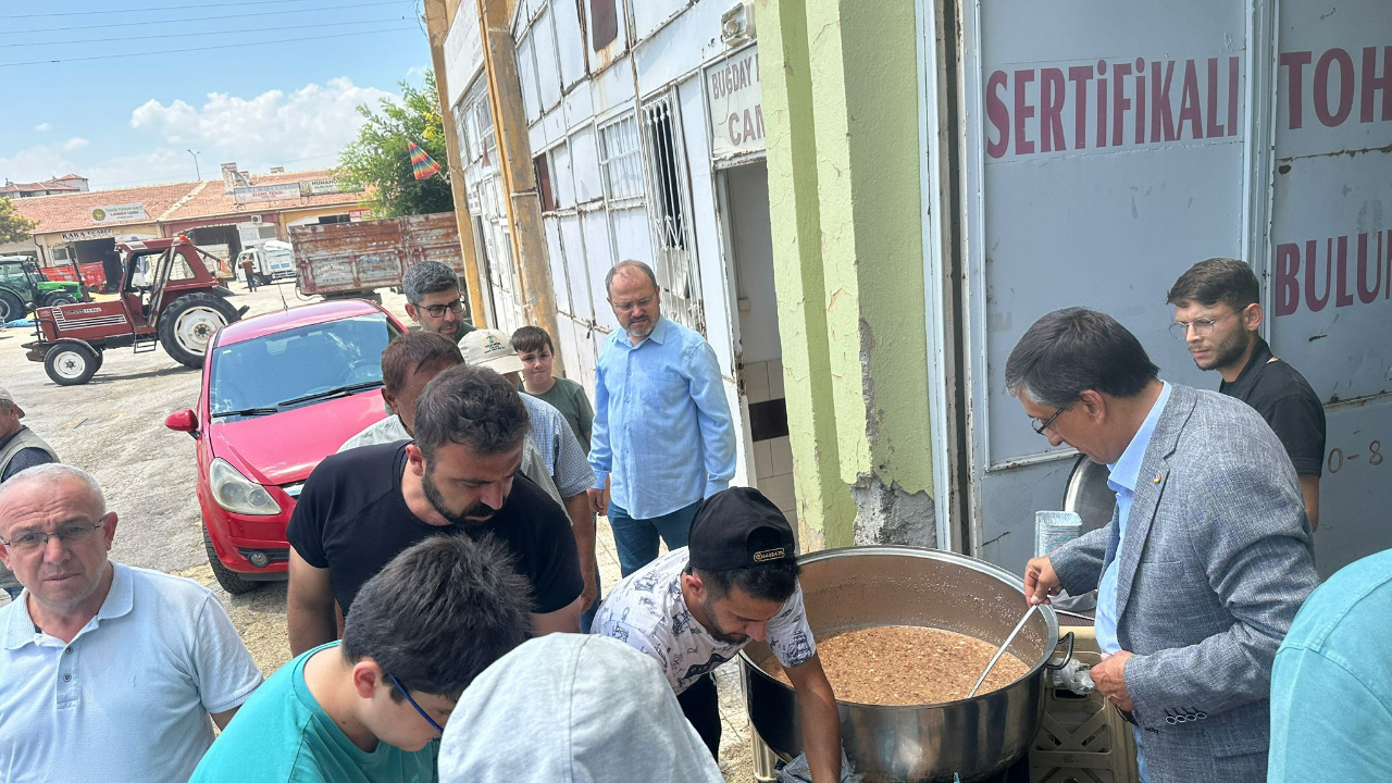 Borsadan geleneksel aşure ikramı