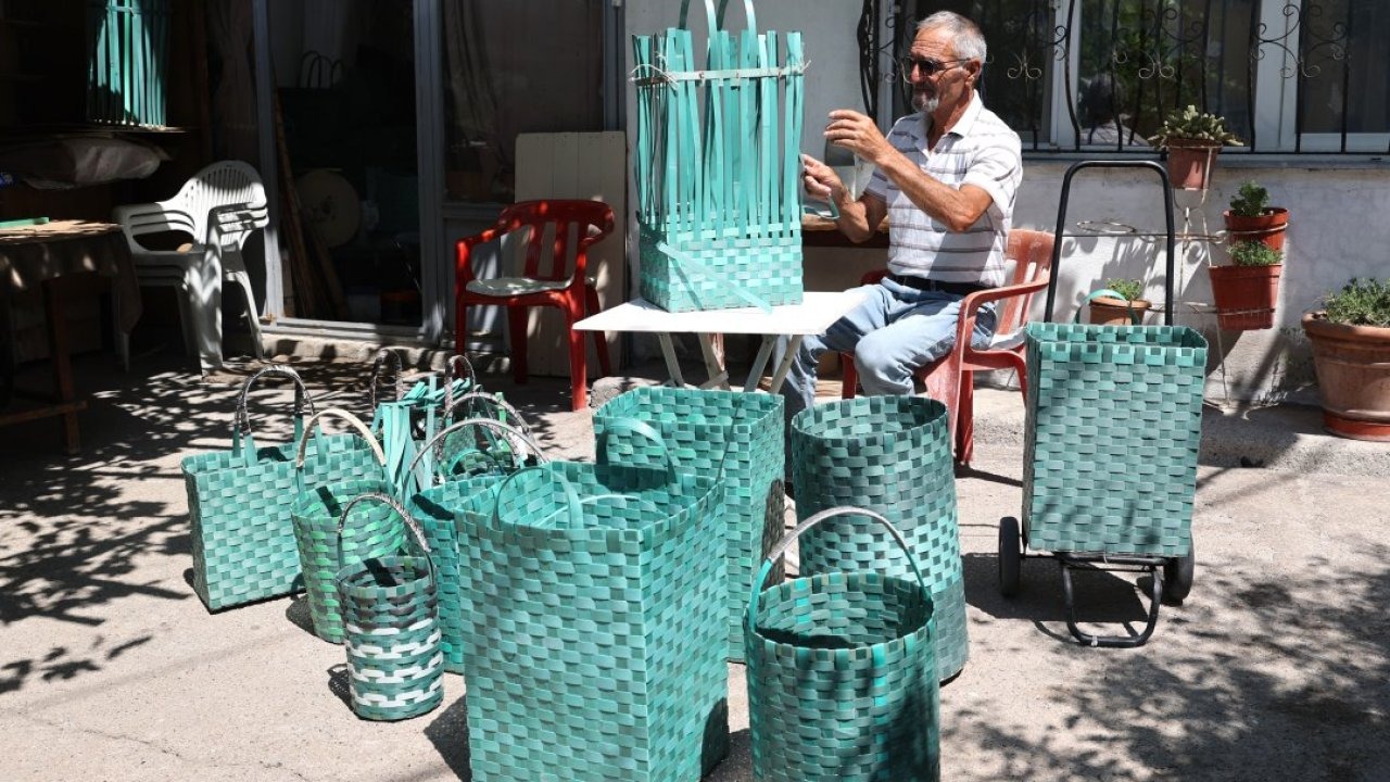 Atık plastik şeritleri sepet ve çantalara dönüştürüyor
