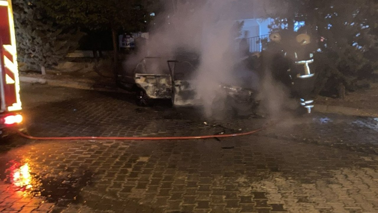 Nevşehir&#039;de park halindeki araç yandı
