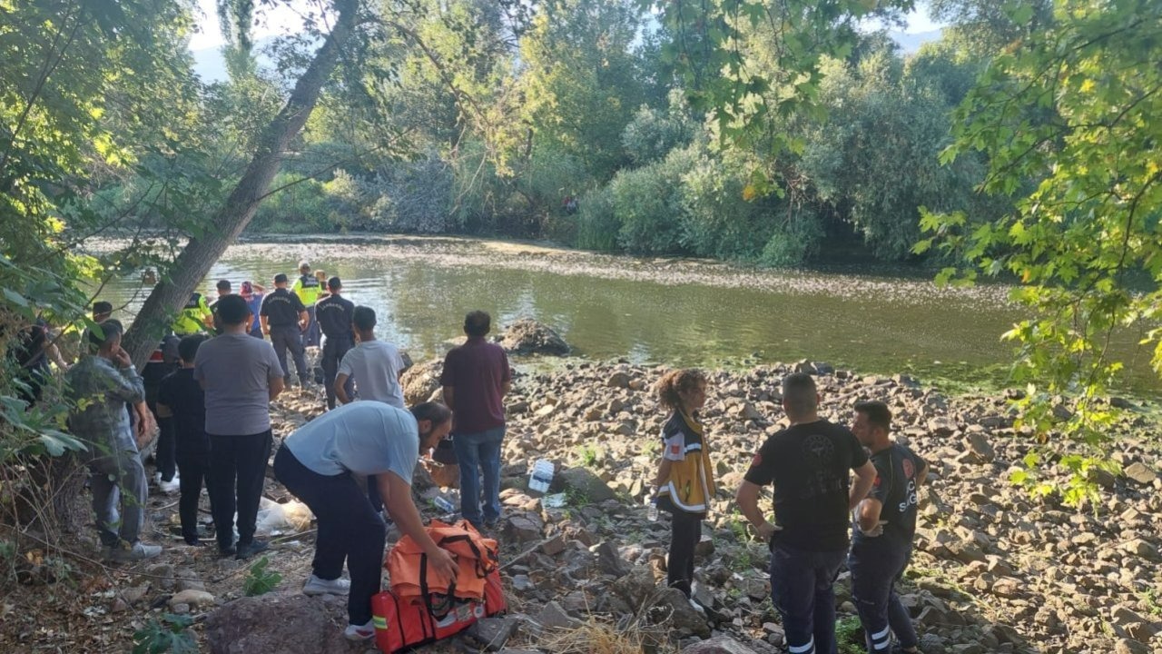GÜNCELLEME - Eskişehir&#039;de Sakarya Nehri&#039;nde kaybolan 2 kişinin cesedine ulaşıldı