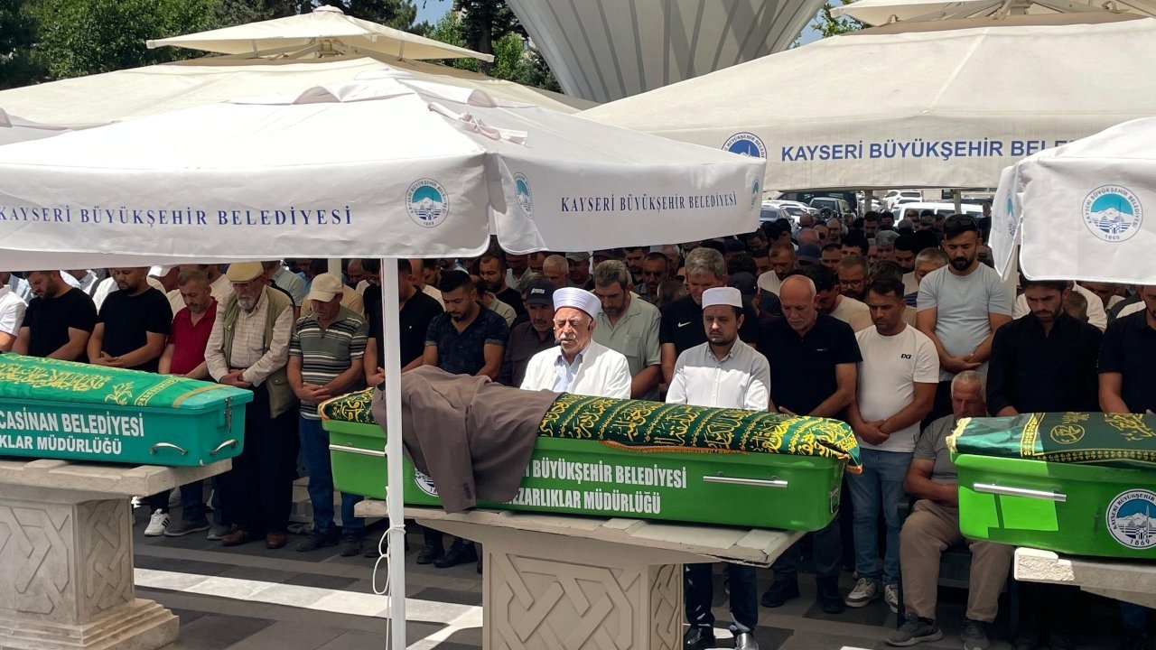 Camide namaz kılarken bıçaklanarak öldürülen kişinin cenazesi toprağa verildi