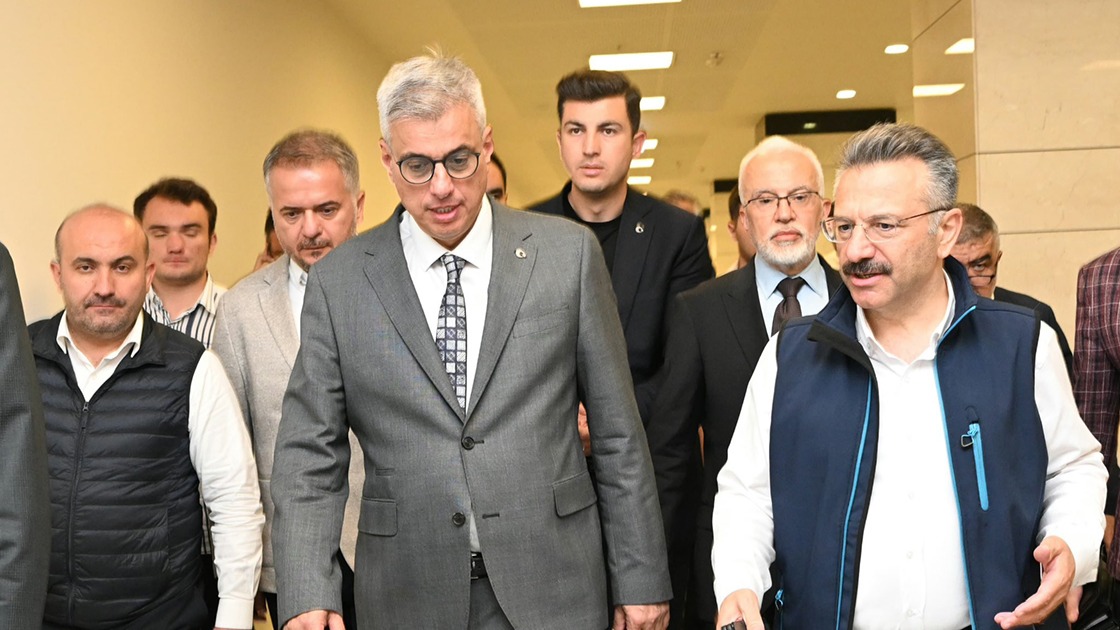 Bakan Memişoğlu, Eskişehir&#039;deki orman yangınında yaralanan orman işçisini hastanede ziyaret etti