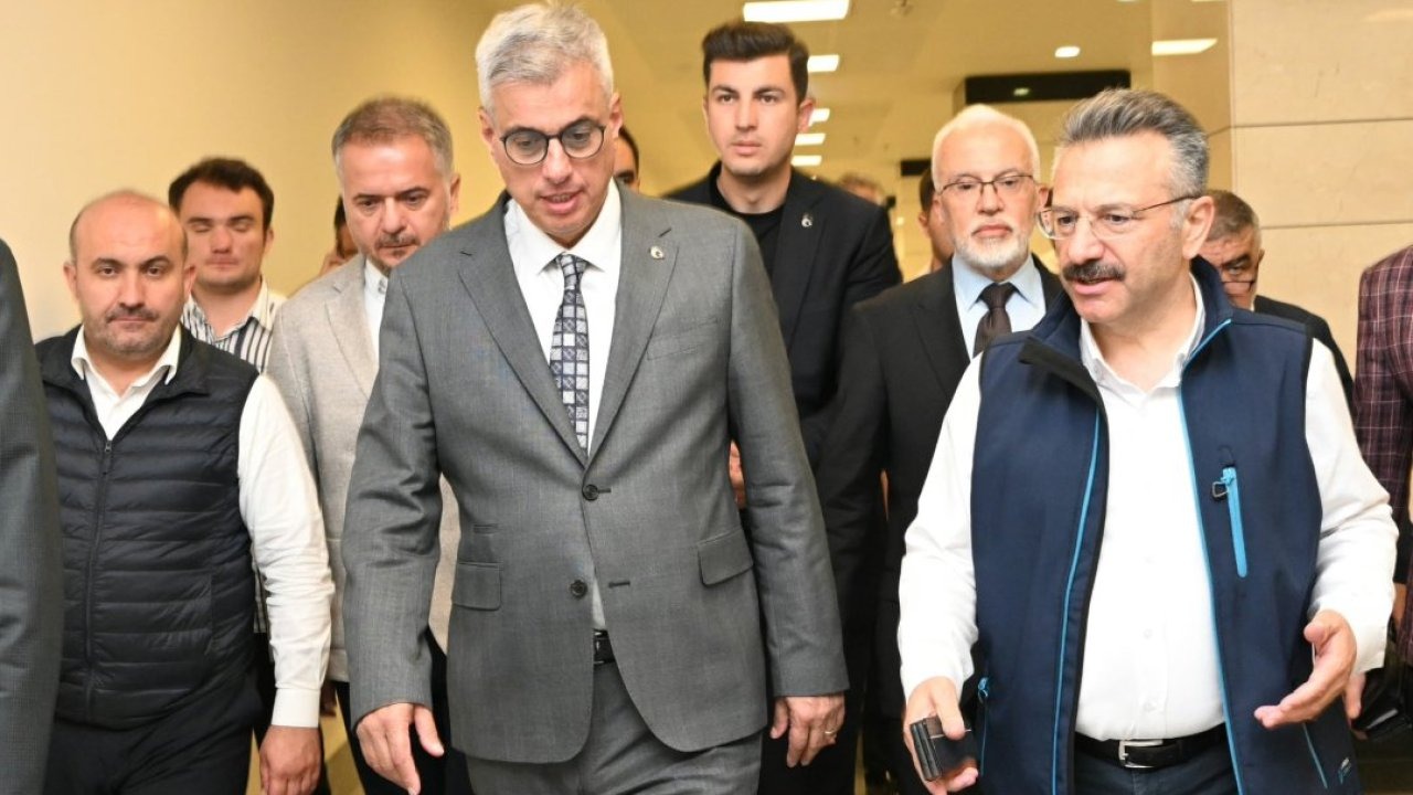 Bakan Memişoğlu, Eskişehir&#039;deki orman yangınında yaralanan orman işçisini hastanede ziyaret etti