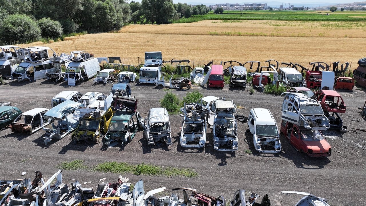 Hurda araçların tamponları, mobilya aksesuarına dönüştürülüyor