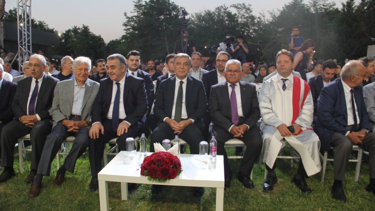 11. Cumhurbaşkanı Abdullah Gül, AGÜ&#039;nün mezuniyet törenine katıldı