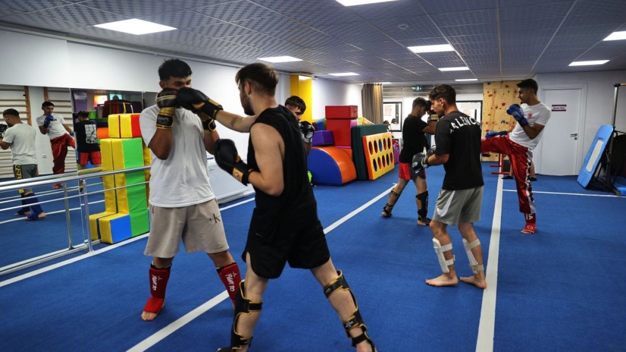 İlk kez katıldıkları Türkiye Şampiyonası&#039;nda kürsüye çıkan kick boksçular hedef yükseltti