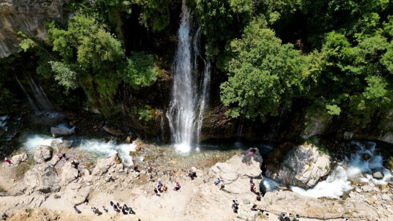 Kar ve buzullardan beslenen Kapuzbaşı Şelaleleri, sıcaktan kaçanları ağırlıyor