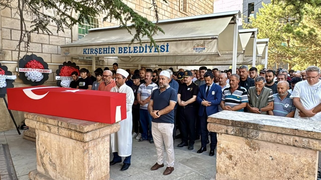 Diyarbakır&#039;da trafik kazasında vefat eden polis memuru Kırşehir&#039;de toprağa verildi