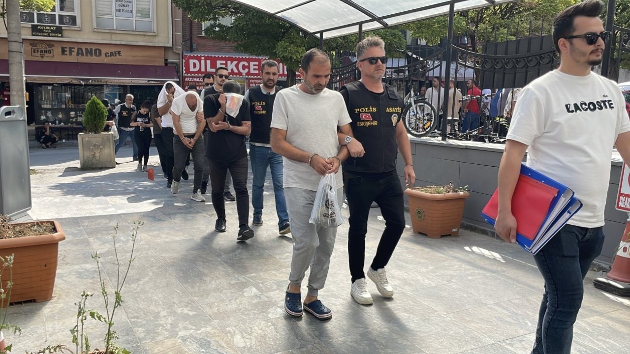 GÜNCELLEME - Eskişehir&#039;de dublör kullanarak arsa satışı yaptıkları iddia edilen 5 şüpheli tutuklandı