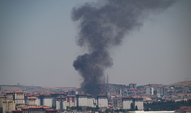 Ankara&#039;da boş araziden fayans fabrikasına sıçrayan yangın kontrol altına alındı
