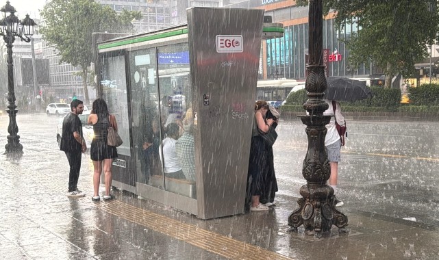 GÜNCELLEME - Ankara&#039;da sağanak ve fırtına etkili oldu