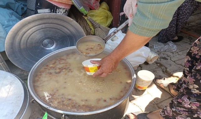 Hüyük&#039;te muharrem ayı dolayısıyla vatandaşlara aşure ikram edildi