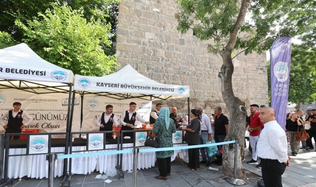 Kayseri Büyükşehir Belediyesi 5 bin kişiye aşure dağıttı