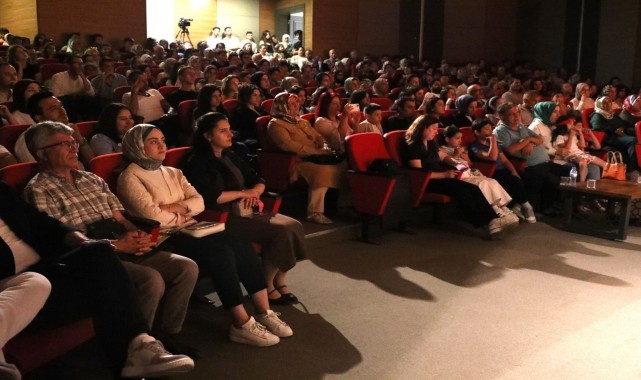 Kayseri&#039;de &quot;12 Jüri&quot; tiyatro oyunu seyirciyle buluştu