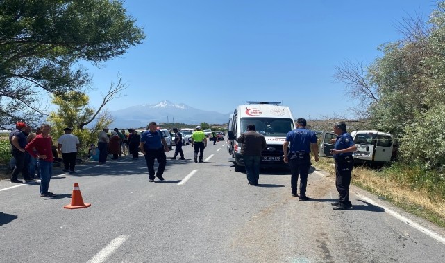 Kayseri&#039;de iki hafif ticari aracın karıştığı kazada 1 kişi öldü, 8 kişi yaralandı