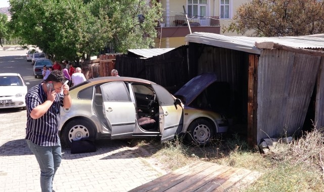 Kırıkkale&#039;de otluk alanda başlayan ve garaja sıçrayan yangında otomobil yandı