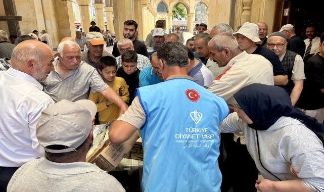 Kırşehir&#039;de TDV gönüllülerinden vatandaşlara aşure ikramı