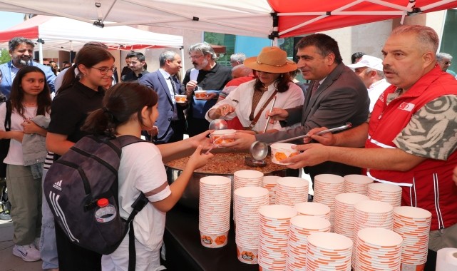 NEVÜ&#039;de aşure dağıtımı yapıldı