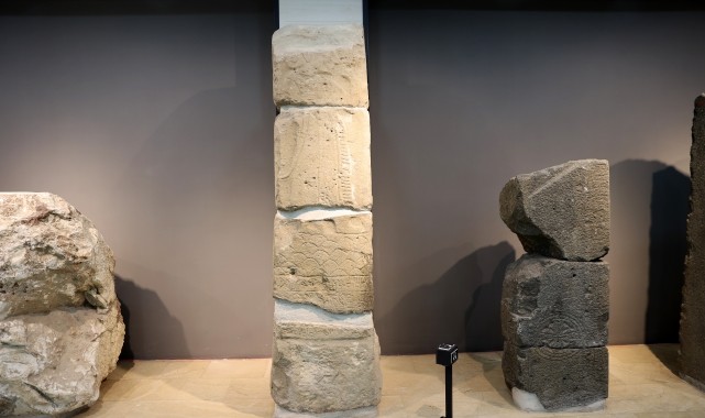 Sivas Arkeoloji Müzesinde sergilenen stelde, Hititlerden 4 kuşağa ait bilgiler yer alıyor