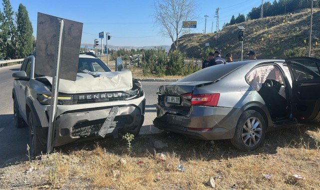 Sivas&#039;ta iki otomobilin çarpıştığı kazada 5 kişi yaralandı